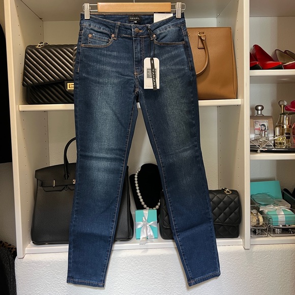 Tahari Classic Mid rise soft skinny jean. New with tag - Picture 2 of 5